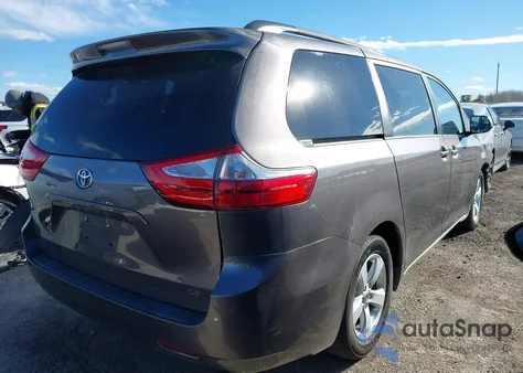 2015 Toyota Sienna Le 8 Passenger z USA, uszkodzony, nr VIN 5TDKK3DC0FS672722